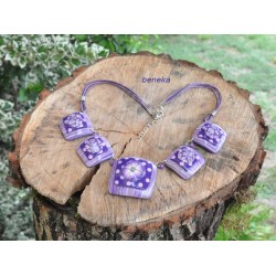 Collier carré ou rond fleurettes violet
